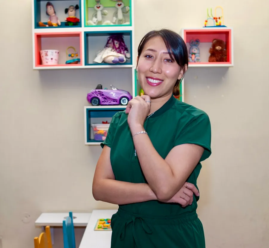 Amnerys Bejarano, neuropsicóloga clínica infantil, en la sala de terapia infantil de PsiqueMind.