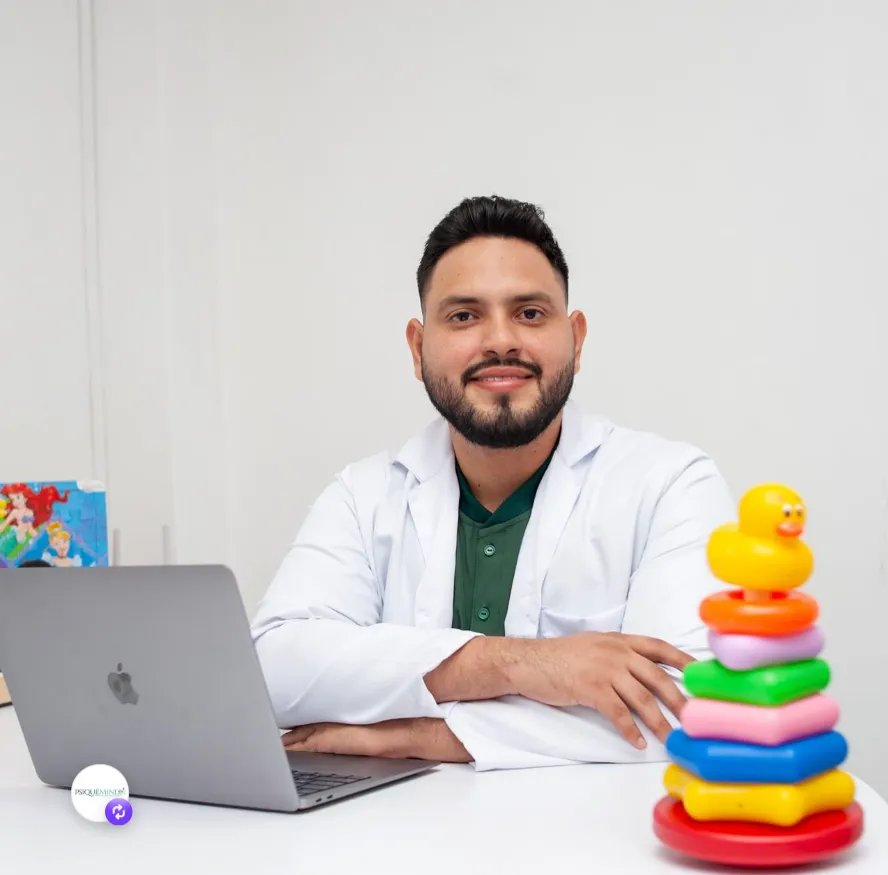 Londres Iván Mora Maquilón, psicólogo especializado en neuropsicología infantil, con bata blanca en su consultorio.